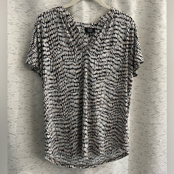Jones New York Black-Tan-White V Neck Short Sleeve Blouse - Picture 1 of 6